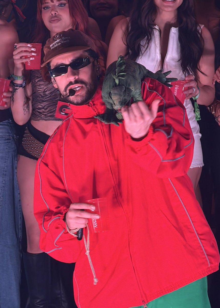 Bad Bunny junto a la Yezka anoche en la 5ta función en México. 🥹🦎🇲🇽