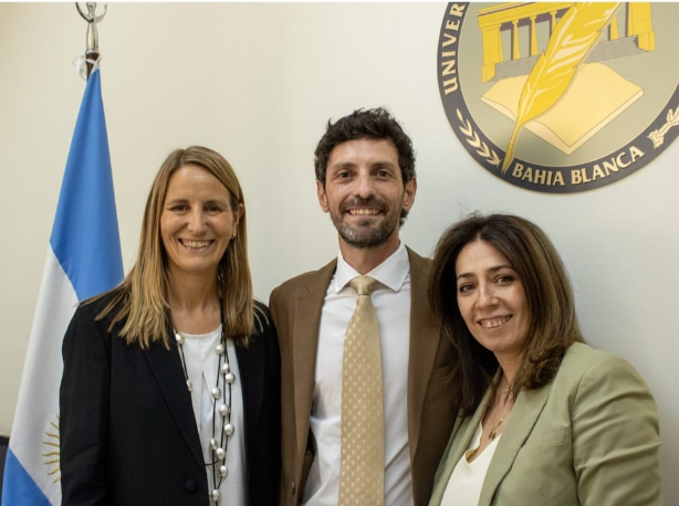ProgramaAEDuns's tweet photo. Ayer, 16/12/25, Sebastián Arruiz @SebaArruiz , integrante de este Programa, fue elegido decano del Departamento de Derecho de la UNS, Bahía Blanca, @derechouns por el período 2026/2030. https://t.co/wBO399mcck