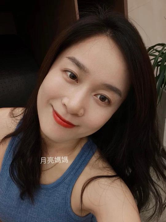 當媽媽以後，
反而更珍惜一些孤獨的時刻。
自己逛街，
自己看電影，
不需要迎合誰的腳步，
也不怕打擾到別人。
孤單有時不是空缺，
而是替無後援的自己找回力量
#月亮媽媽 #賴2028h