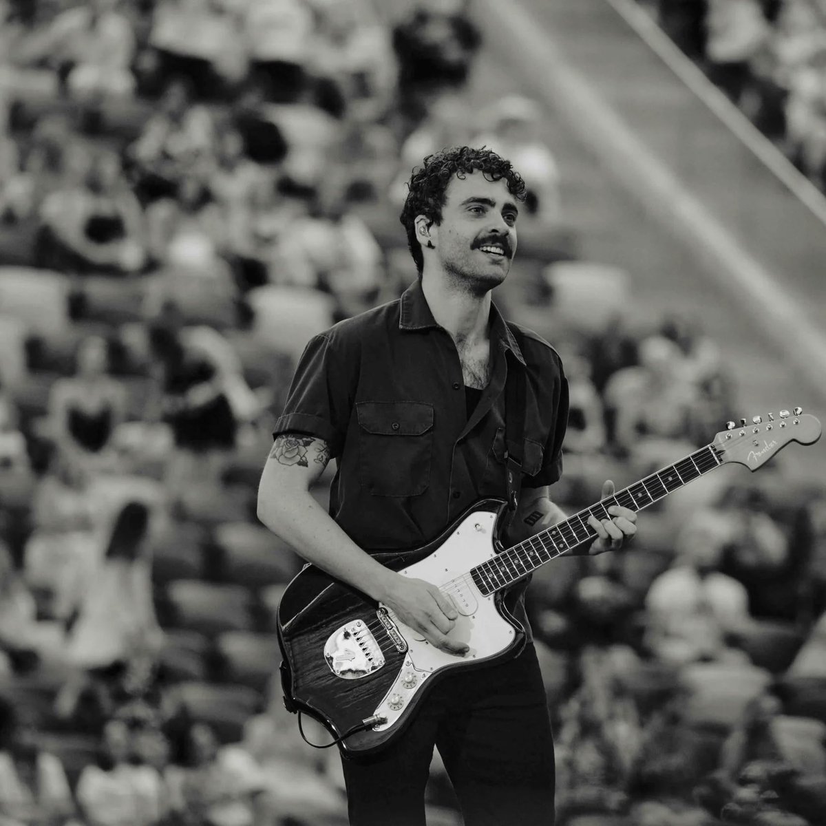 concertleaks's tweet image. Happy Birthday to the guitarist of the century… Taylor York! 🎉🎈🎁