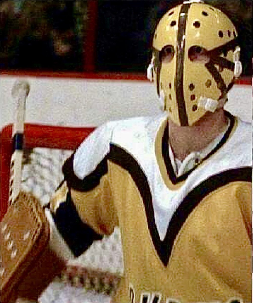 oldhockeycards's tweet image. Who is this goalie..?