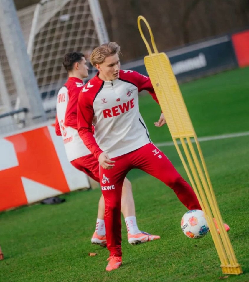 Mohamedyou85246's tweet photo. 🚨 OFFICIEL 🚨
Le jeune talent de 19 ans, d’origine algérienne 🇩🇿, #FynnSchienton, attaquant du #FCCologne, a été promu en équipe première 🔥
Un véritable buteur né ⚽ https://t.co/PoTkthWdhS