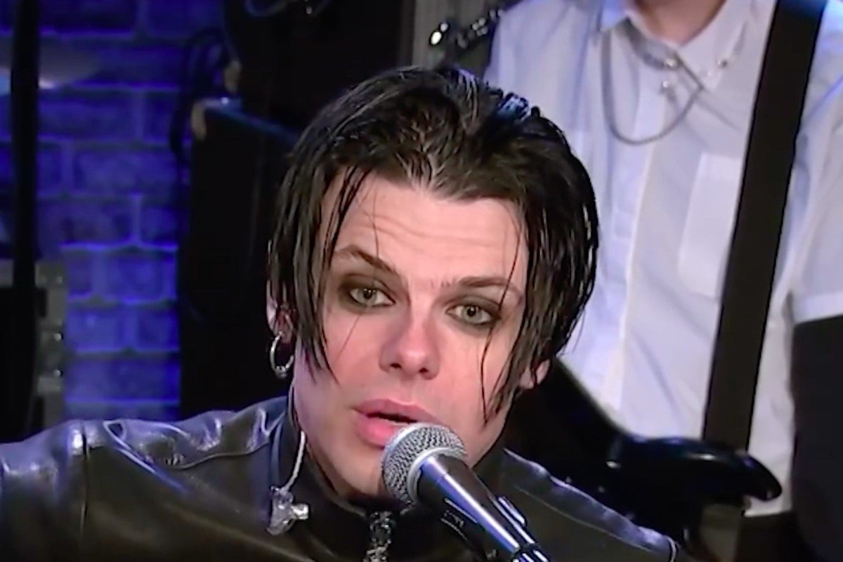 Yungblud Refutes Howard Stern's Claim That 'Rock Is Dead' - screamermagazine.com/news/article/y… screamermagazine.com/news