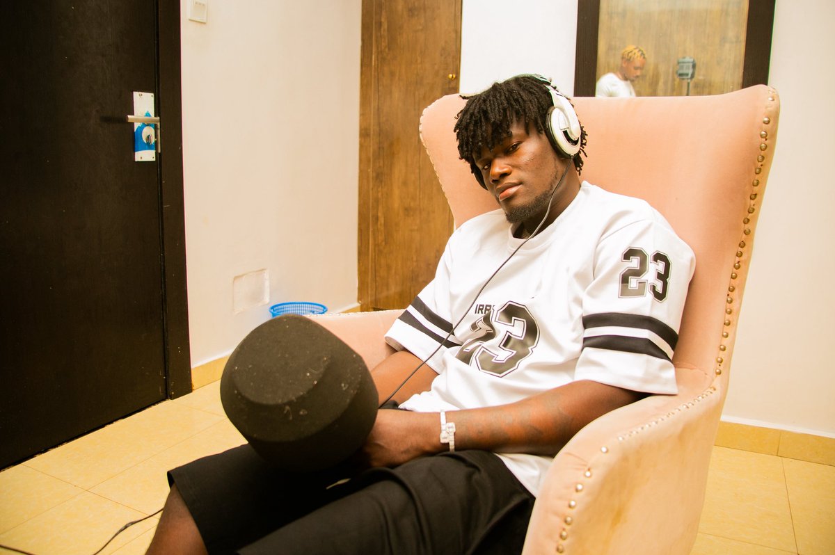 heisfineface's tweet photo. Billion Dollar baby under the (COLD WEATHER) working tirelessly to cook the best Ep on earth, trust me the tracks are fire,  please you all should support me with all you can let’s make this big move together and don’t forget that I love you all ❤️🤛🏽👿 https://t.co/s6CQBygbco