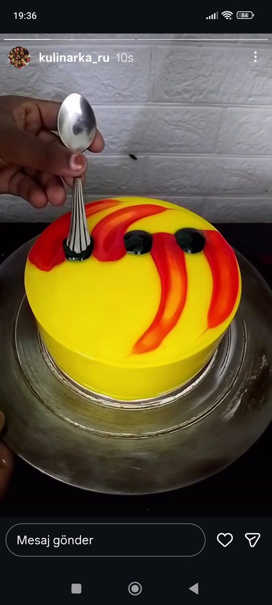 Pastayı izlerken böceğe takılı kalmak