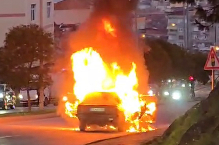 Seyir halindeki otomobil alev alev yandı
iha.com.tr/samsun-haberle…