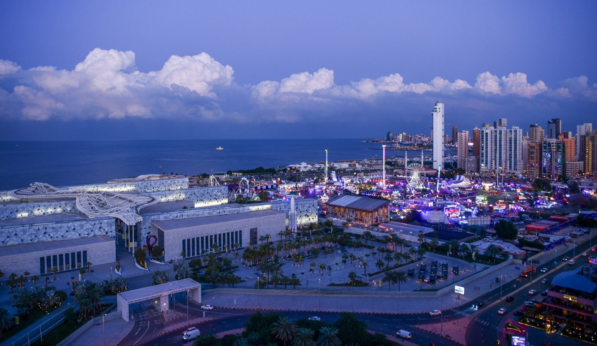 السحب تغطي سماء الكويت وتحولها إلى لوحة نابضة بالجمال - بدت كثيفة ومتماسكة وقريبة جدًا كأنها تلامس المباني 