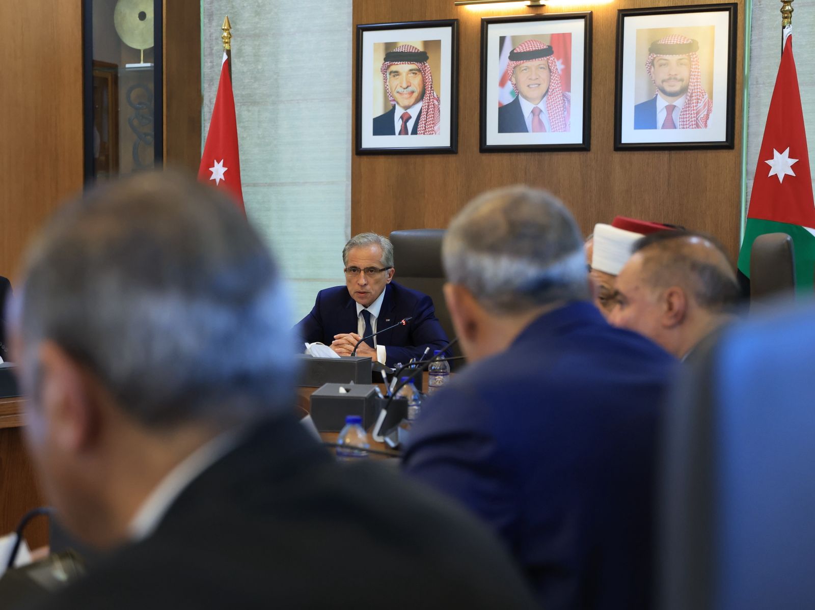 الحكومة توجه بإنفاذ القانون وتطبيقه بحق المخالفين ممن يلقون النفايات بشكل عشوائي #عاجل 