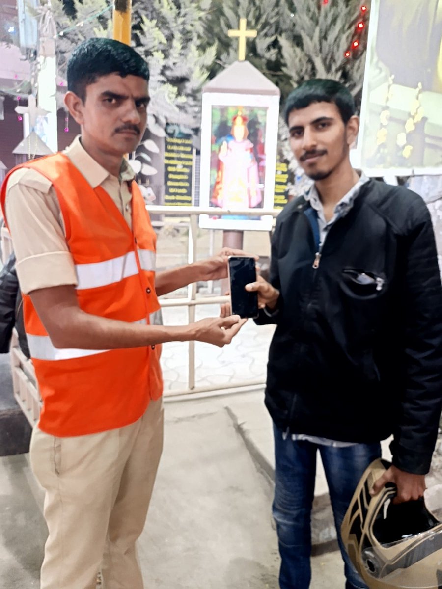 #ಗುಡ್ ವರ್ಕ್ 
ಈ ದಿನ ನಮ್ಮ ಠಾಣಾ ಸರಹದ್ದಿನ ಆನಂದ ಪುರ ಸರ್ಕಲ್ ಬಳಿ ಠಾಣೆಯ  ಗೃಹ ರಕ್ಷಕ ದಳ ಸಿಬ್ಬಂದಿ ಪ್ರದೀಪ್ ರವರು ಕರ್ತವ್ಯ ನಿರ್ವಹಿಸುತ್ತಿರುವಾಗ, ಸಾರ್ವಜನಿಕರೊಬ್ಬರ ಮೊಬೈಲ್ ನಮ್ಮ ಸಿಬ್ಬಂದಿಗೆ ಸಿಕ್ಕಿದ್ದು, ಮೊಬೈಲ್ ಮಾಲೀಕರನ್ನು ಸಂಪರ್ಕಿಸಿ ಮೊಬೈಲ್ ನ್ನ ಮಾಲೀಕರಿಗೆ ಹಸ್ತಾಂತರಿಸಲಾಗಿರುತ್ತದೆ.