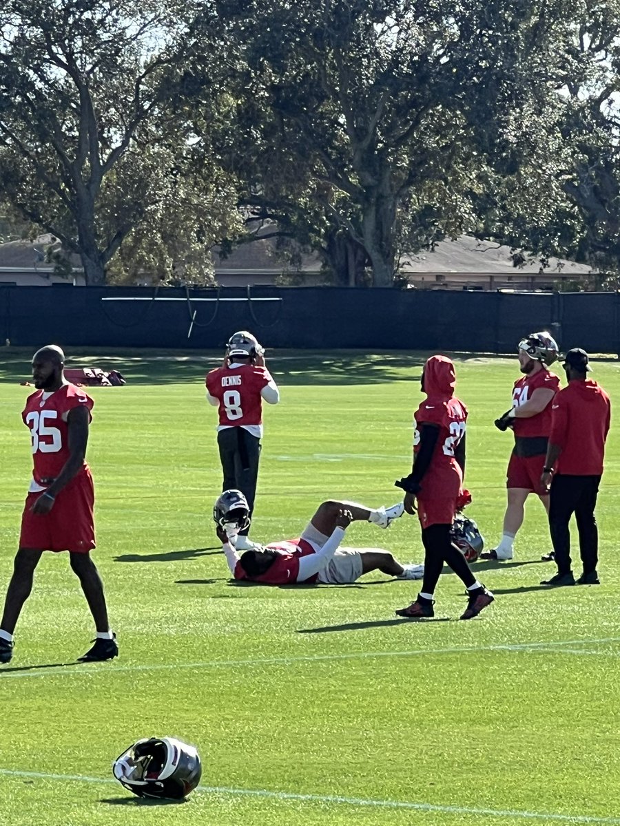 PewterReport's tweet image. Tykee Smith, SirVocea Dennis, and Cade Otton returned back to practice. 

Mike Evans and Jalen McMillan practiced, too. 

#Bucs had a full group with the extra days off.