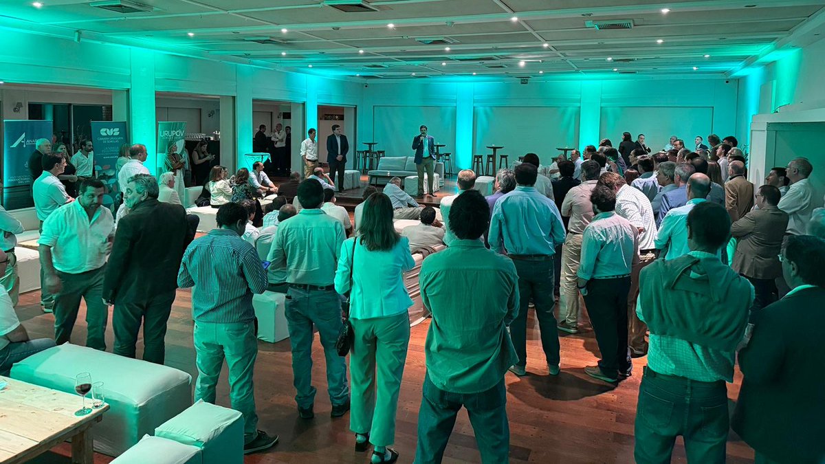 Días atrás desde URUPOV compartimos una excelente cena de camaradería junto a <a href="/CUS_UY/">CUS</a> , <a href="/ANAPROSE_Uy/">ANAPROSE</a>  y <a href="/camagro_oficial/">Camagro</a>, celebrando el cierre de un año intenso de trabajo, cooperación y avances para el sector.

Agradecemos a nuestros socios, a las autoridades y a los colegas que