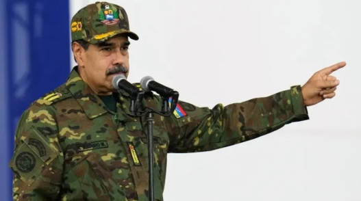 مادورو محذرا الأميركيين: لا نريد فيتنام جديدة 