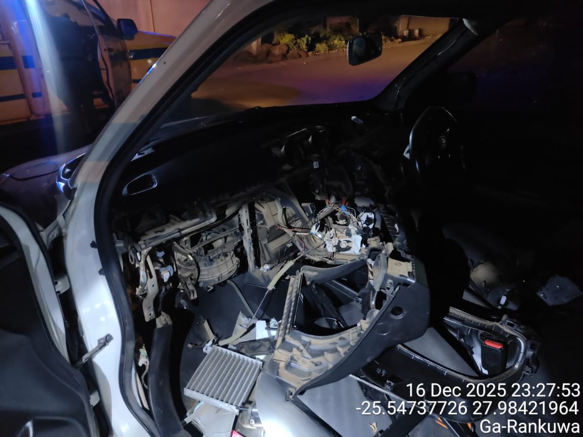 TshenoloPi's tweet image. Just yesterday P&amp;amp;C recovered this vehicle in less than an hour after it was reported hijacked. What's said is that when the criminals noticed the car was being looked for all over and that Tshenolo PI  is on its trail they left it like this and ran. Who do you think tipped off…