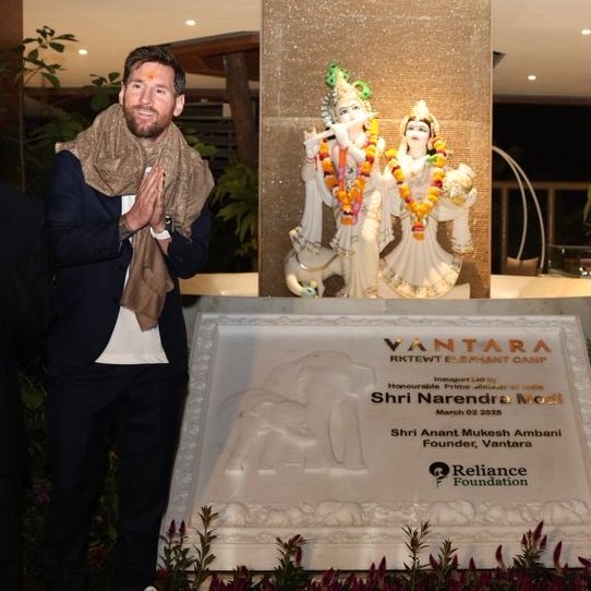 ankit23skr's tweet photo. Messi bowing down to Bajrangbali🙇‍♂️

#Messi #Vantara https://t.co/EPptAaql5G