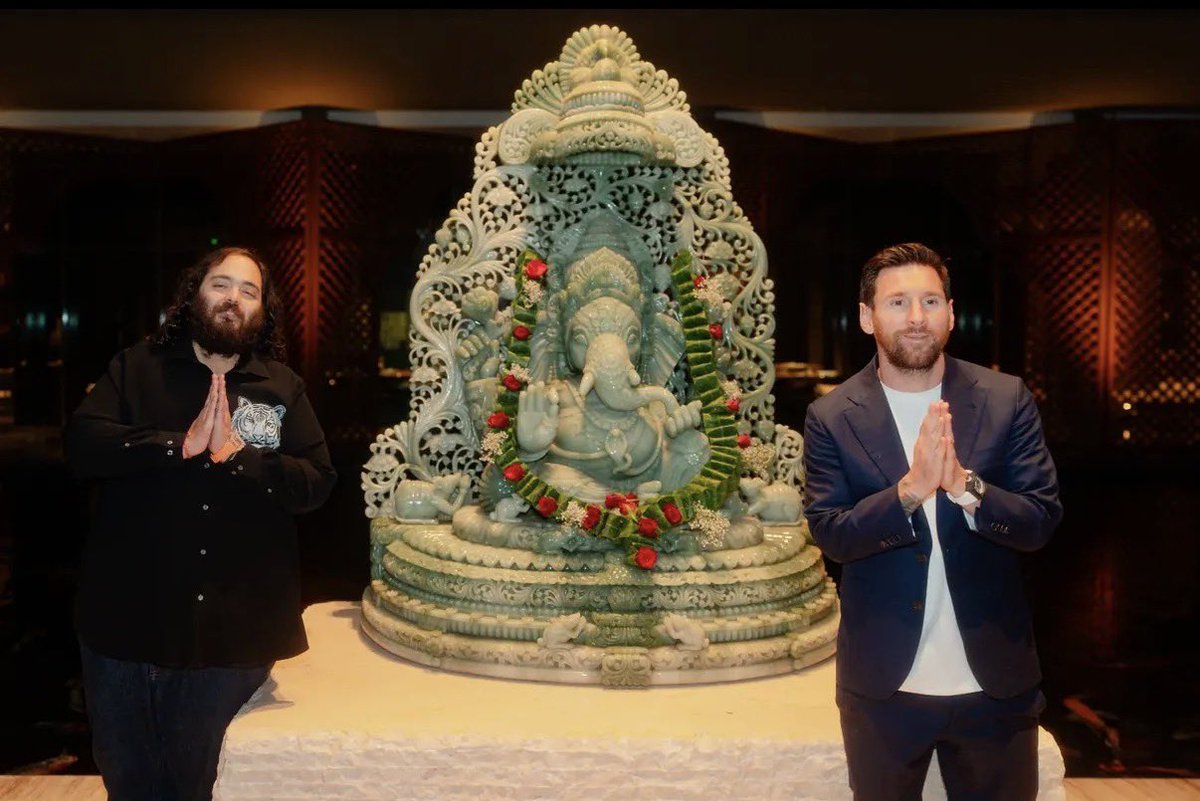 ankit23skr's tweet photo. Messi bowing down to Bajrangbali🙇‍♂️

#Messi #Vantara https://t.co/EPptAaql5G