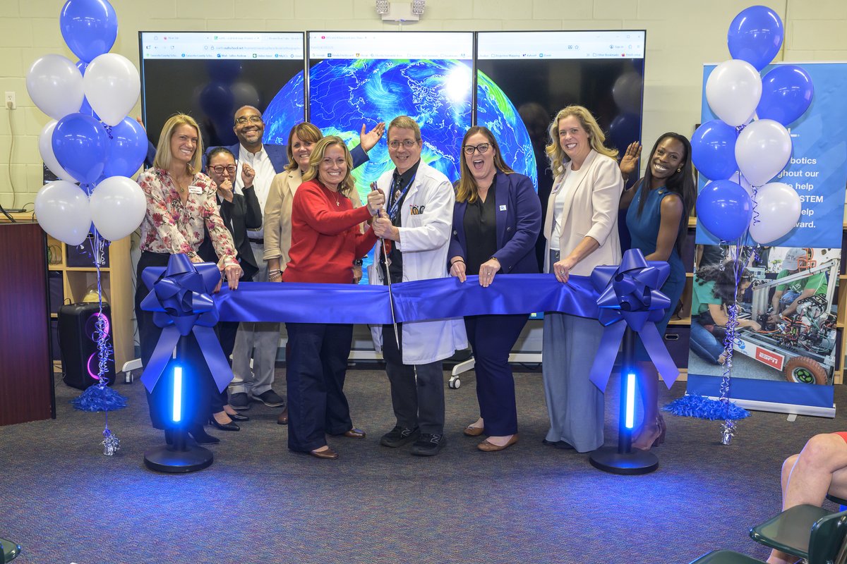 insideFPL's tweet image. Alta Vista Elementary School in Sarasota recently unveiled its transformed STEM laboratory! 🎉 With state-of-the-art Earth science instruments and digital fabrication equipment, students now have hands-on tools to explore, create and innovate. We're excited to see the next…