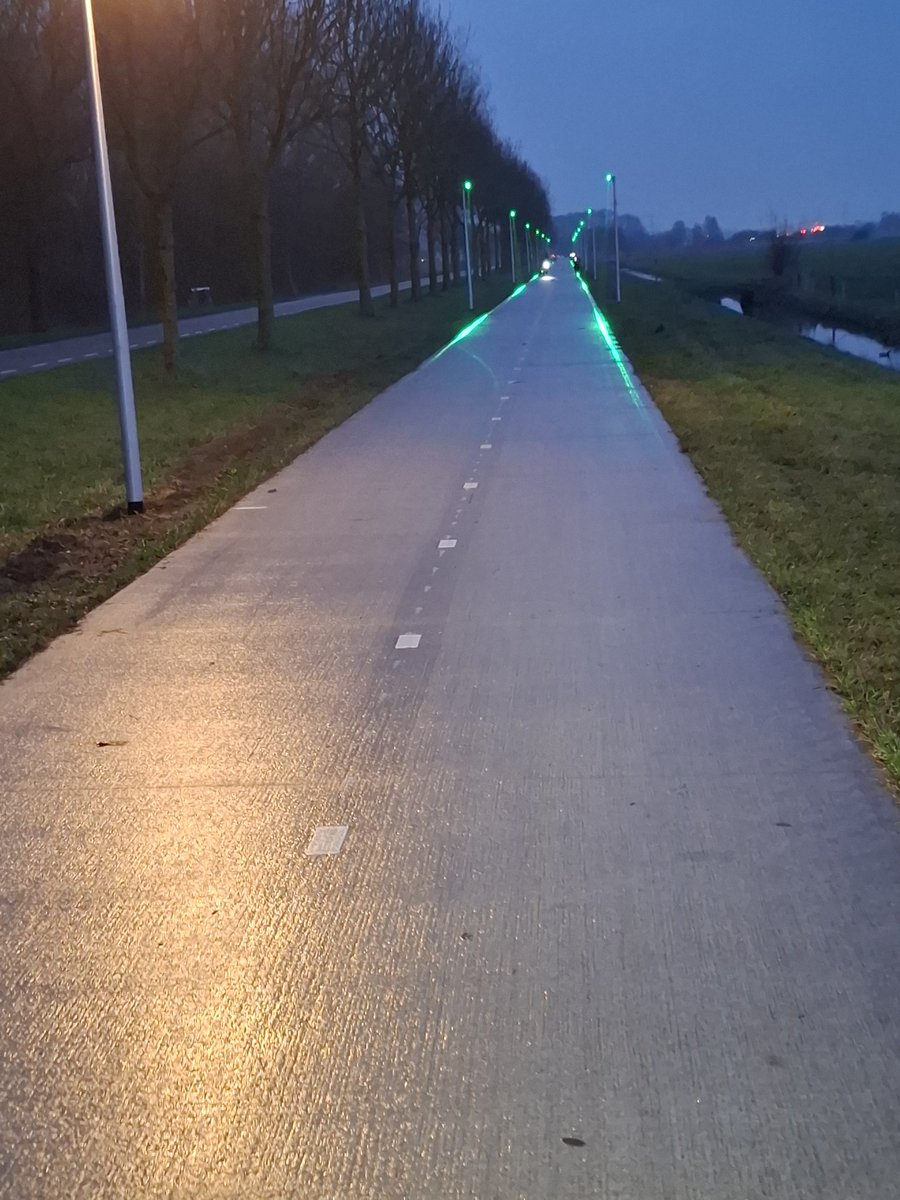 De helft van het #fietspad langs de Werkerlaan is voorzien van deze kantlijnmarkering met behulp van deze lichtbundel. Het fietspad is dan wel minder verlicht.