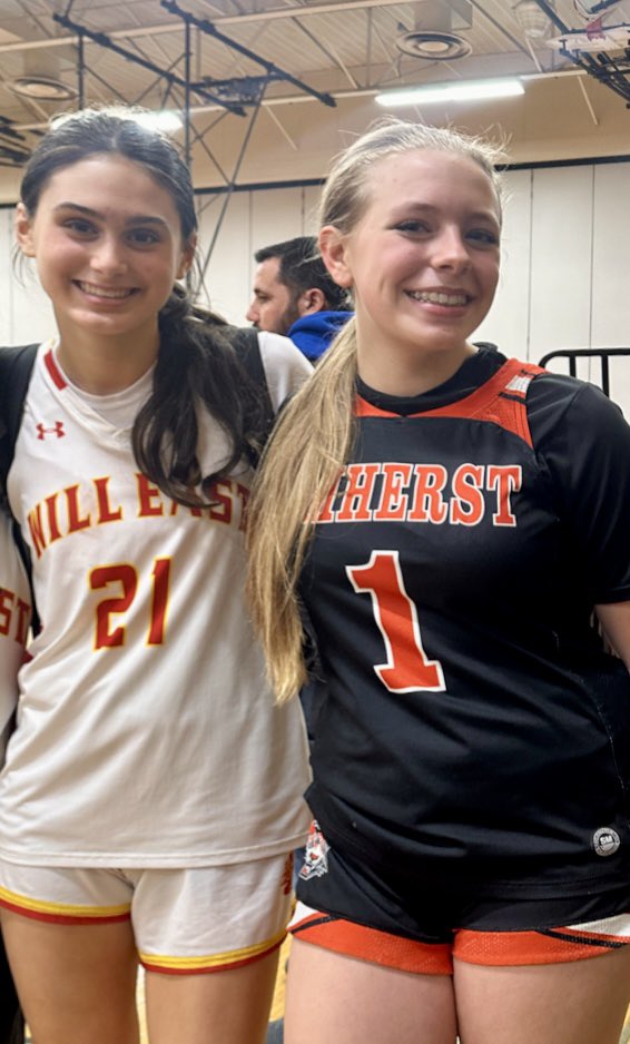 full_courthoops's tweet image. @fullcourthoops_blaze teammates battling as Williamsville East played Amherst.  Yeah Zoe and Millie! #fchfam