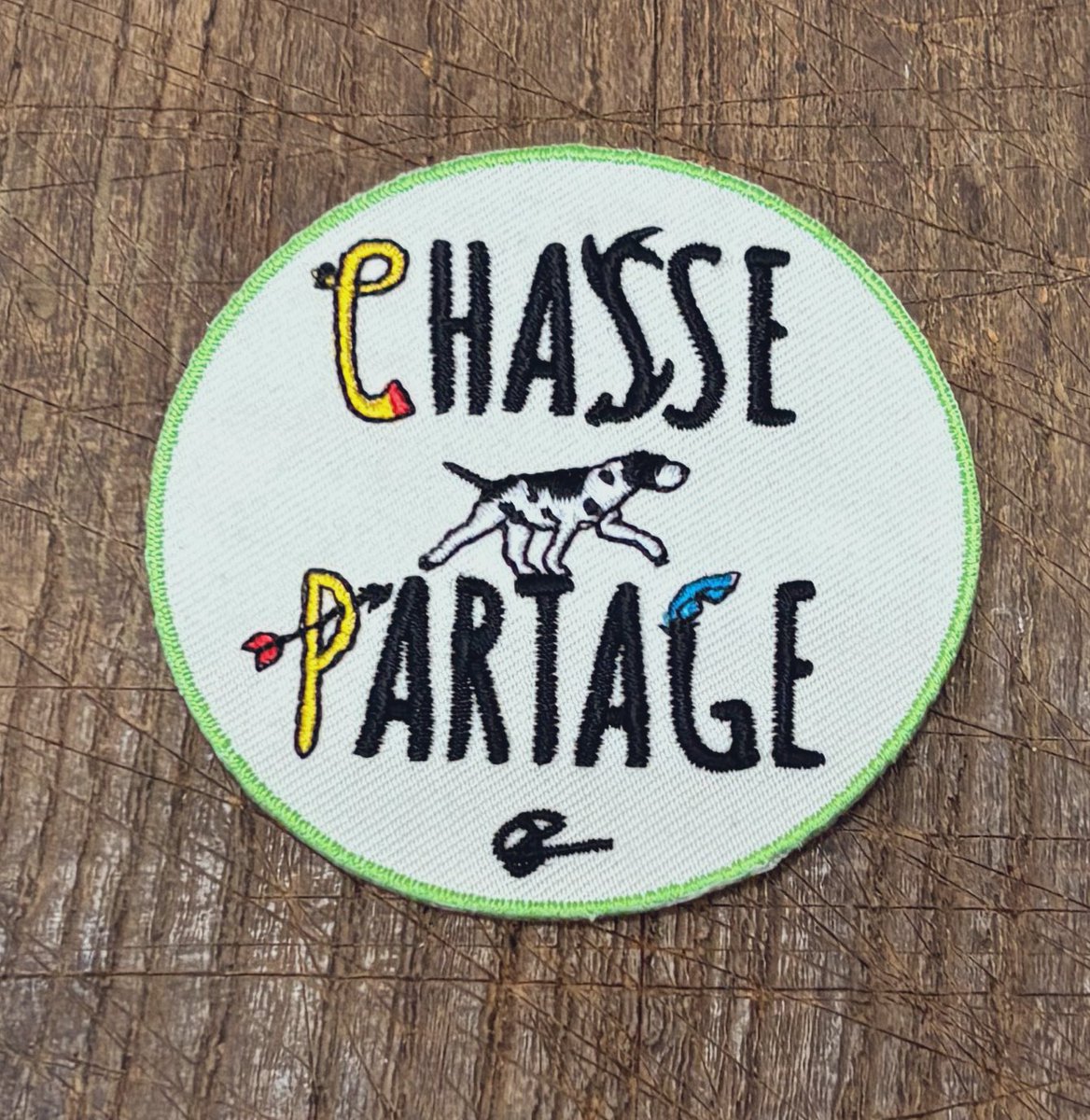 Et voici le joli patch, brodé par <a href="/FredericSpeedy/">Frédéric Speedy ©️🦔🇨🇵</a> sur la base du logo #ChassePartage dessiné par <a href="/DoryC6/">Dory Chass'Art🦌🐟🖌️</a> 🤗🤗