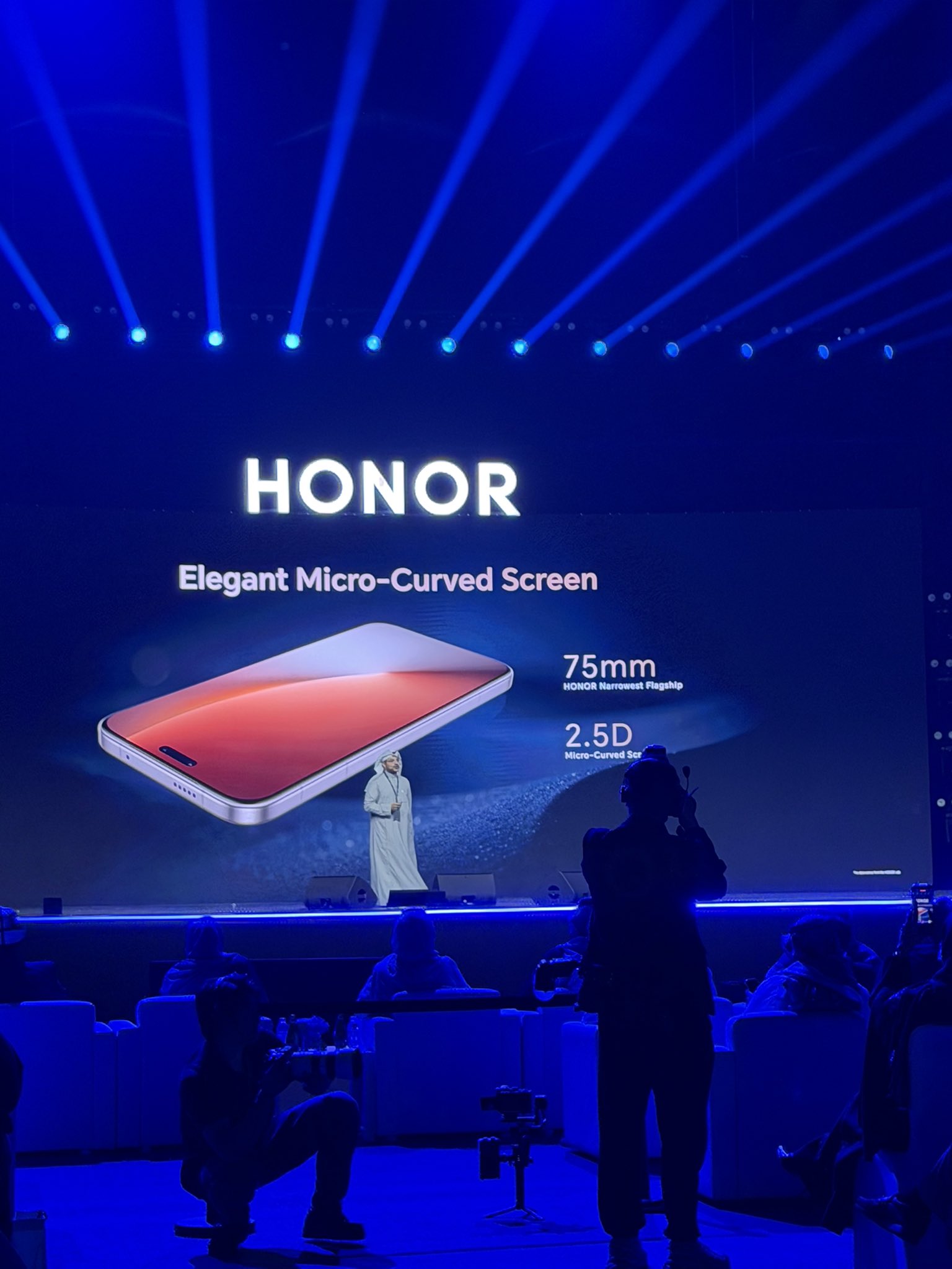 HONOR. شاشة أنيقة بانحناء دقيق. سماكة 75 ملم. أرفع تصميم رائد من HONOR. شاشة 2.5D. بانحناء دقيق Micro-Curved #سحر_بلمسة_واحدة 