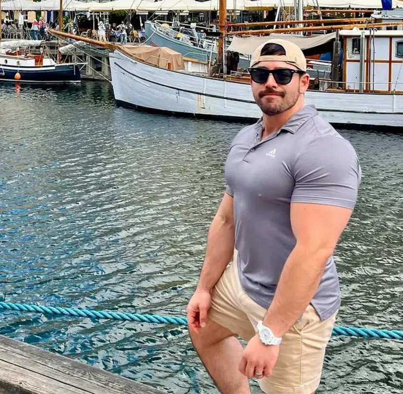 There’s something about a dude with huge muscles out in the wild, wearing everyday clothes, that’s sexier than a gym thirst trap or a nude.