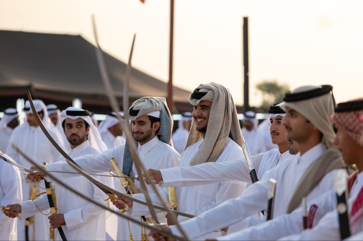 سمو الأمير المفدى يشارك في عرضة هل قطر، التي أقيمت في الساحة الخارجية لقصر لوسيل، احتفالا باليوم الوطني للدولة. bit.ly/4j8rH78