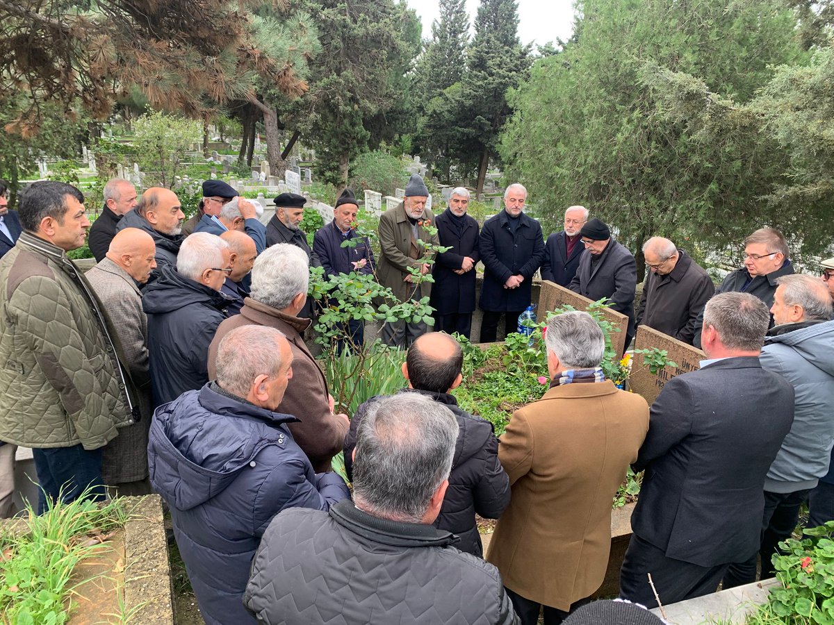 Yüksek İslâm Enstitüsü eski müdürlerinden, ilim, irfan ve eğitim dünyamızın müstesna simalarından, hocaların hocası, edip ve şair Ömer Çam Hoca, vefatının 23. senesi münasebetiyle kabri başında dualarla yâd edildi. unyeliler.com/detail.php?Rou…