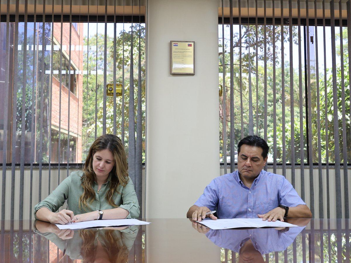 Firmamos un Convenio de Cooperación entre el <a href="/InfonaPy/">Instituto Forestal Nacional del Paraguay</a>  y el Colegio de Graduados en Ciencias Forestales del Paraguay, fortaleciendo la gestión forestal sostenible y el trabajo conjunto con los profesionales del sector. 🌳🌱🌱
Más información: bit.ly/3N3MD2S