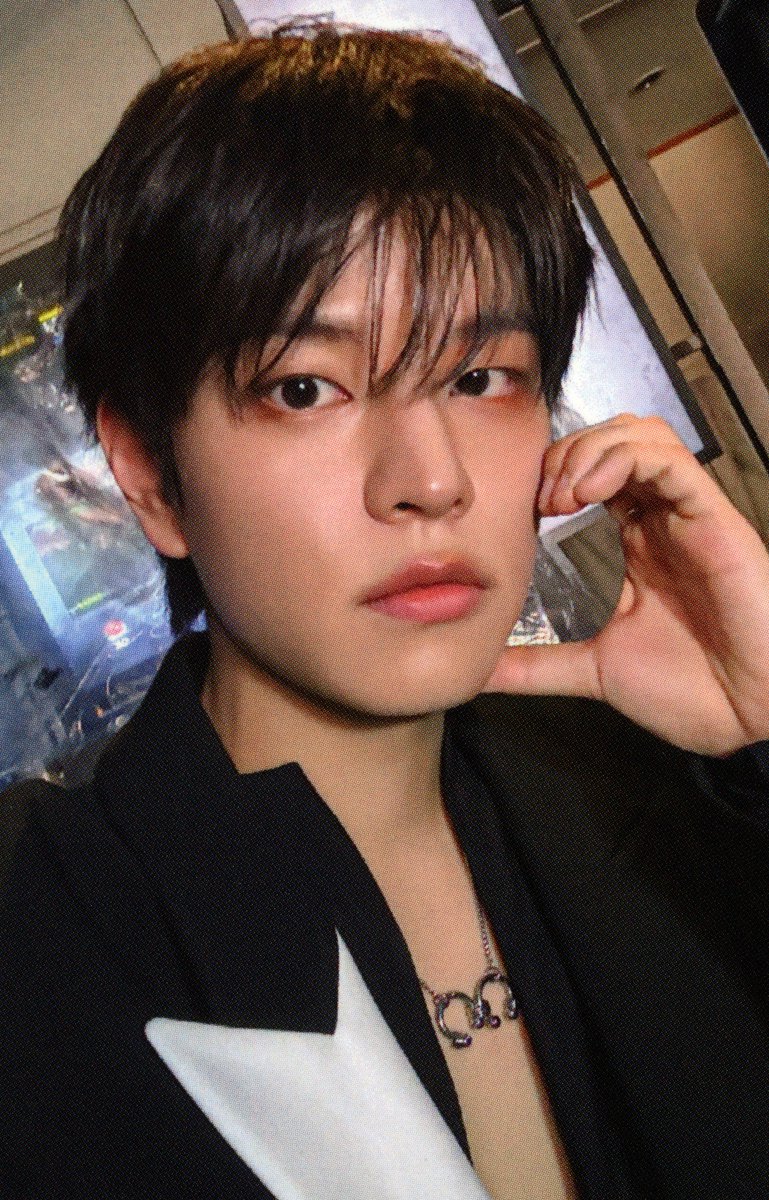 minhosbug's tweet image. boy paper is not enough i need the Boy