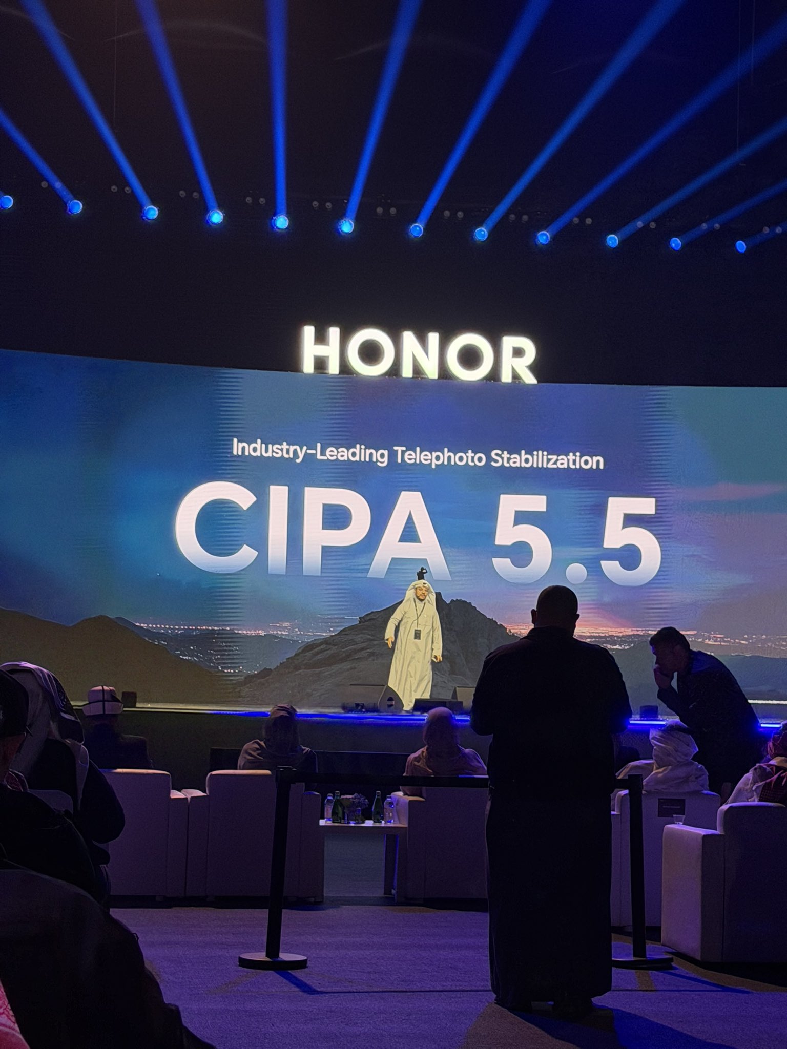 HONOR. تثبيت عدسة تيليفوتو هو الأفضل في فئته. CIPA 5.5. معيار احترافي لتثبيت الصورة يعكس قدرة أعلى على التصوير بثبات حتى مع التقريب العالي #سحر_بلمسة_واحدة 