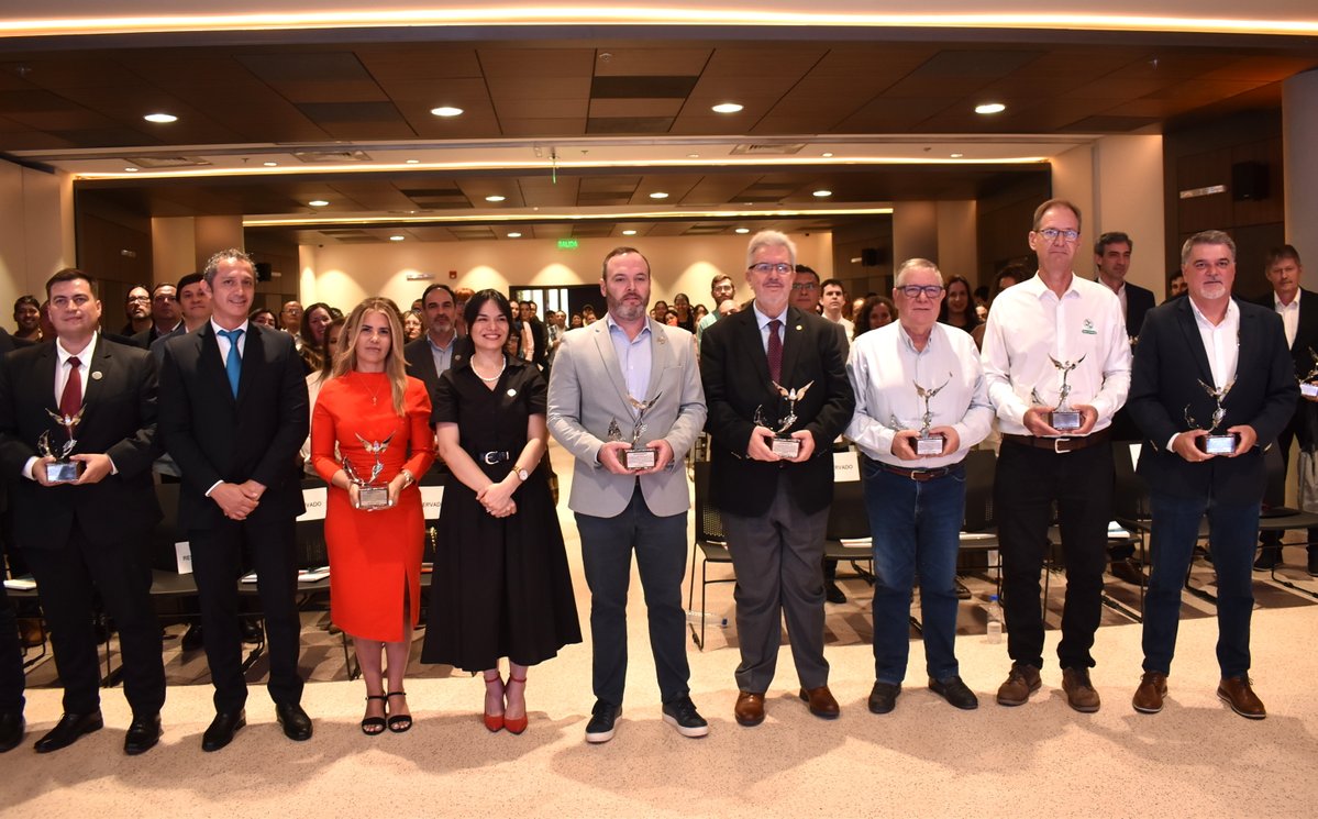 arp_py's tweet image. LA ARP RECIBIÓ UN RECONOCIMIENTO POR SU COMPROMISO CON LA ACCIÓN CLIMÁTICA Y EL DESARROLLO SOSTENIBLE

La NDC 3.0 es una hoja de ruta que orienta las acciones climáticas del país y brinda previsibilidad a actores nacionales e internacionales.
👉acortar.link/zpqHPz