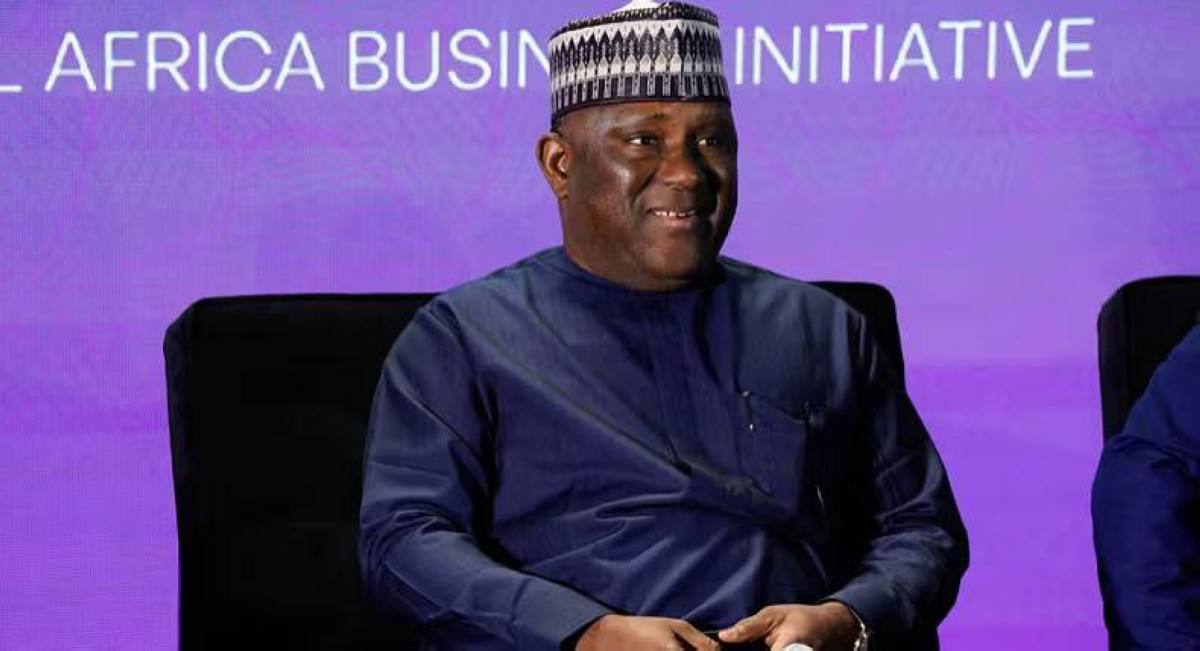 رجل الأعمال النيجيري عبد الصمد رابيو، مؤسس ورئيس مجلس إدارة مجموعة BUA الصناعية الكبرى، يعلن عن توزيع مكافآت نقدية بنحو 20.7 مليون دولار على موظفي الشركة الذين خدموا لفترات طويلة، وذلك تقديراً لجهودهم وولائهم. #مصدر_للأخبار 