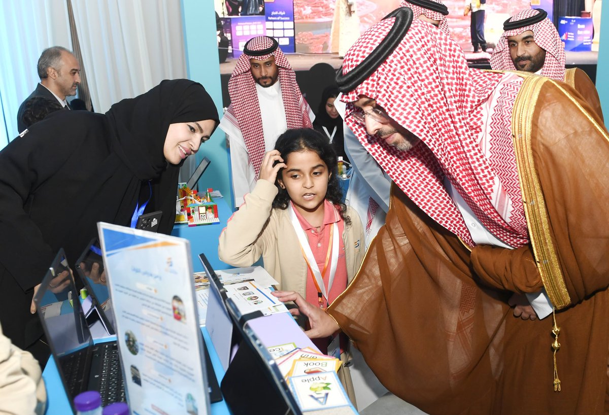 الأمير #سعود_بن_جلوي محافظ جدة يزور معرض التعليم الخاص بتعليم جدة "جودة وأداء 2025" ، بحضور مدير عام التعليم بالمحافظة منال اللهيبي .

.. تجوَّل سموه في المعرض ، الذي يستعرض التجارب التعليمية المتميزة، وتبادل الخبرات بين المدارس ذات الأثر المميّز في المخرجات التعليمية .