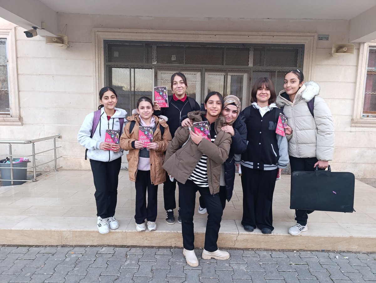 ÇİÇEK EKSPRESİ ".... 
Her tren yolculuğu yeni bir başlangıçtır. Durduğunuz her istasyonda içinde bulunduğunuz anın tadını çıkarın gençler 🥰 
8/B kitap söyleşilerine kaldığı yerden devam ediyor... <a href="/ceylan_i/">Emir Ceylan</a> <a href="/faypol56/">Faysal POLAT</a> <a href="/KurtalanMem/">Kurtalan İlçe Milli Eğitim Müdürlüğü</a>