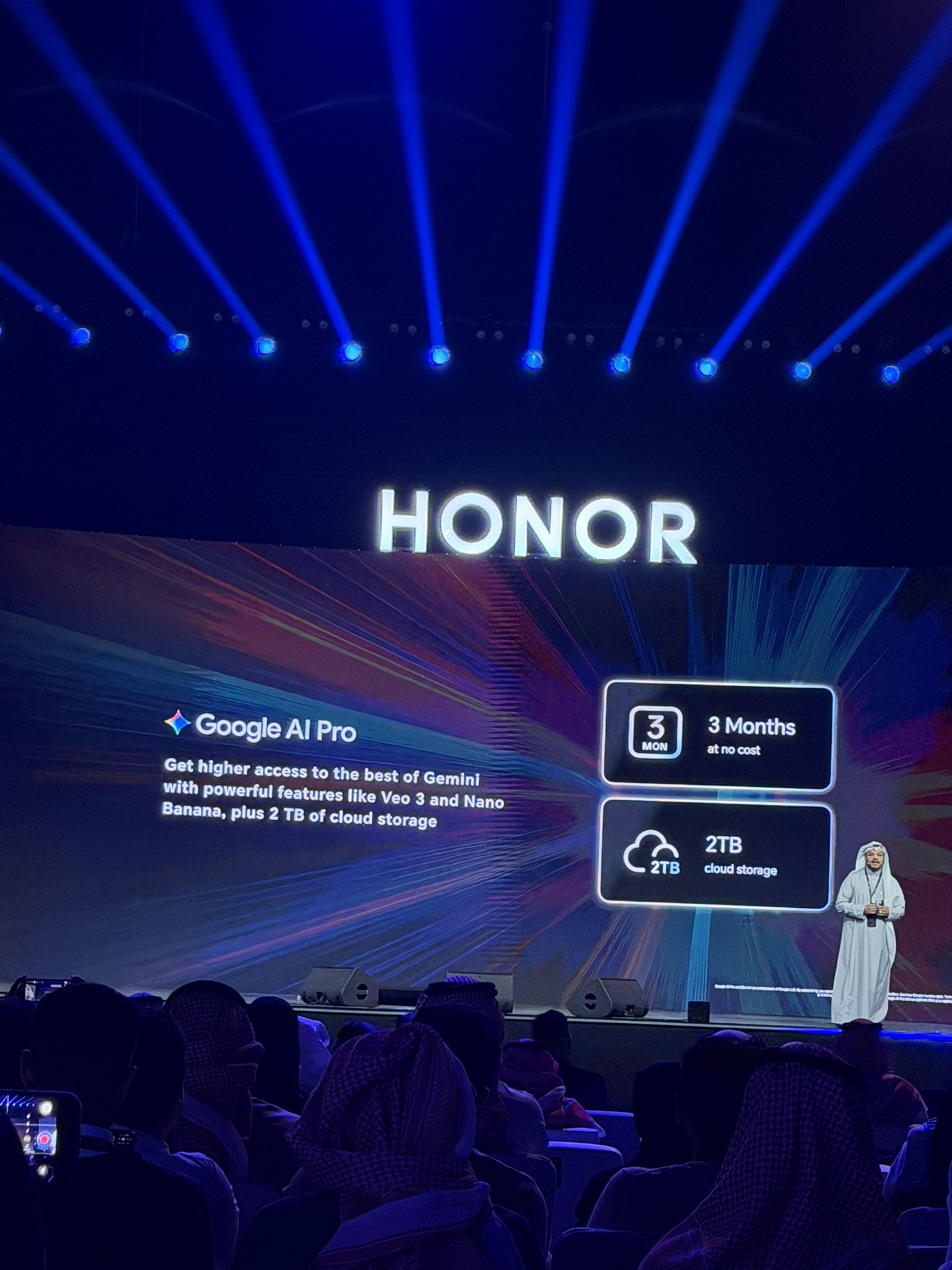 HONOR. Gemini مساعدك الذكي من Google. يعزّز إبداعك وإنتاجيتك بشكل أقوى. مساعد ذكي مدمج يساعدك في الكتابة، التخطيط، البحث، وإنجاز المهام اليومية بسهولة Google AI Pro. وصول أعلى لأفضل قدرات Gemini. مع ميزات قوية مثل Veo 3 و Nano Banana. بالإضافة إلى سعة تخزين سحابي 2 تيرابايت. 3 أشهر مجانًا. 2TB تخزين سحابي #سحر_بلمسة_واحدة 