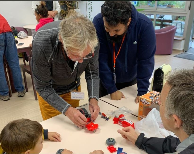 Ville_BoulogneB's tweet photo. 📺 Café de la réparation à la Maison de la Planète 🌎 : venez réparer vos objets défectueux avec une équipe de réparateurs bénévoles pour leur donner une seconde vie 😀
📅 Samedi 19 décembre de 10h à 13h et de 14h à 17h (entrée libre)
📍 72 allée du Forum

+ d'infos 👉 https://t.co/5GcMx8NYBL

@OTBB92 @BIJBB