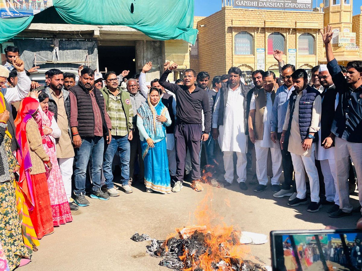 INCRajasthan's tweet image. ईडी एवं अन्य संवैधानिक संस्थाओ के दुरूपयोग के विरोध में केंद्र की मोदी सरकार के खिलाफ जिला कांग्रेस कमेटी जैसलमेर द्वारा जिला विरोध प्रदर्शन कर पुतला दहन किया गया।

📍जैसलमेर