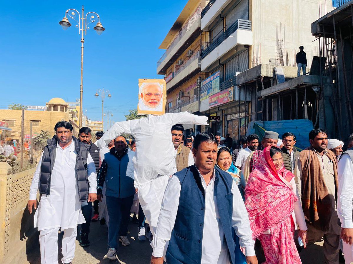INCRajasthan's tweet image. ईडी एवं अन्य संवैधानिक संस्थाओ के दुरूपयोग के विरोध में केंद्र की मोदी सरकार के खिलाफ जिला कांग्रेस कमेटी जैसलमेर द्वारा जिला विरोध प्रदर्शन कर पुतला दहन किया गया।

📍जैसलमेर