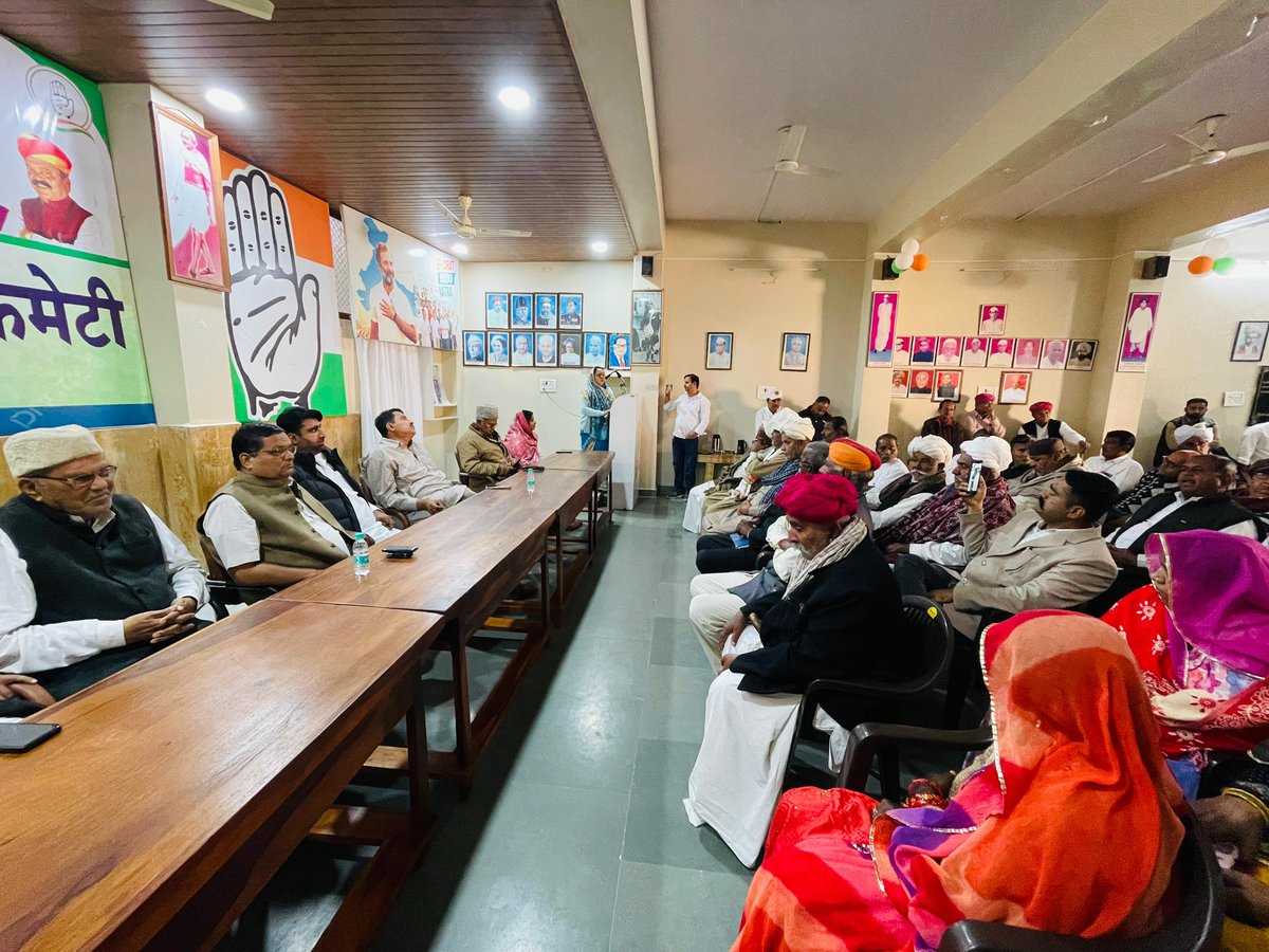 INCRajasthan's tweet image. ईडी एवं अन्य संवैधानिक संस्थाओ के दुरूपयोग के विरोध में केंद्र की मोदी सरकार के खिलाफ जिला कांग्रेस कमेटी जैसलमेर द्वारा जिला विरोध प्रदर्शन कर पुतला दहन किया गया।

📍जैसलमेर