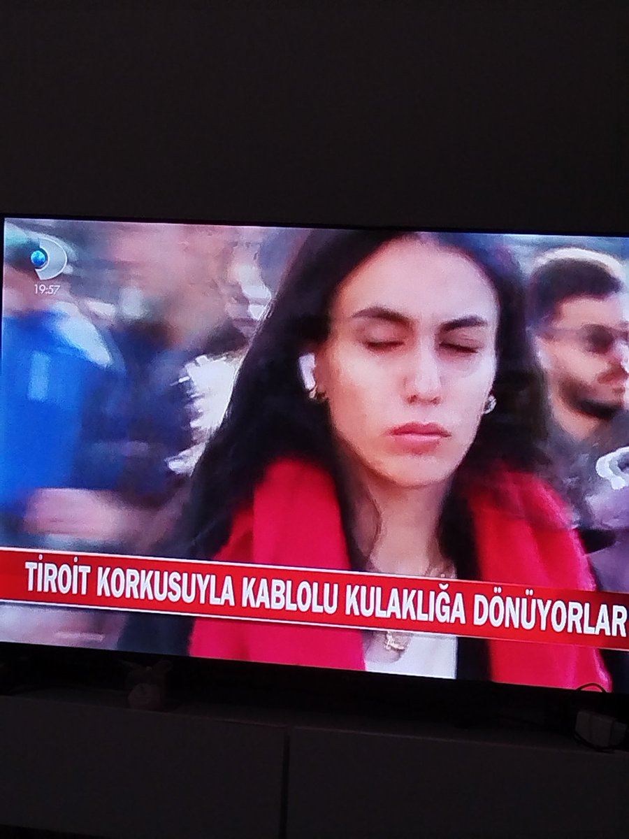 sofistike_10's tweet image. Birben birde @MerveeBolugur  kablolu kulaklıktan vazgeçemedik . Biz siz gibi zoru görünce eskiye dönmeyiz