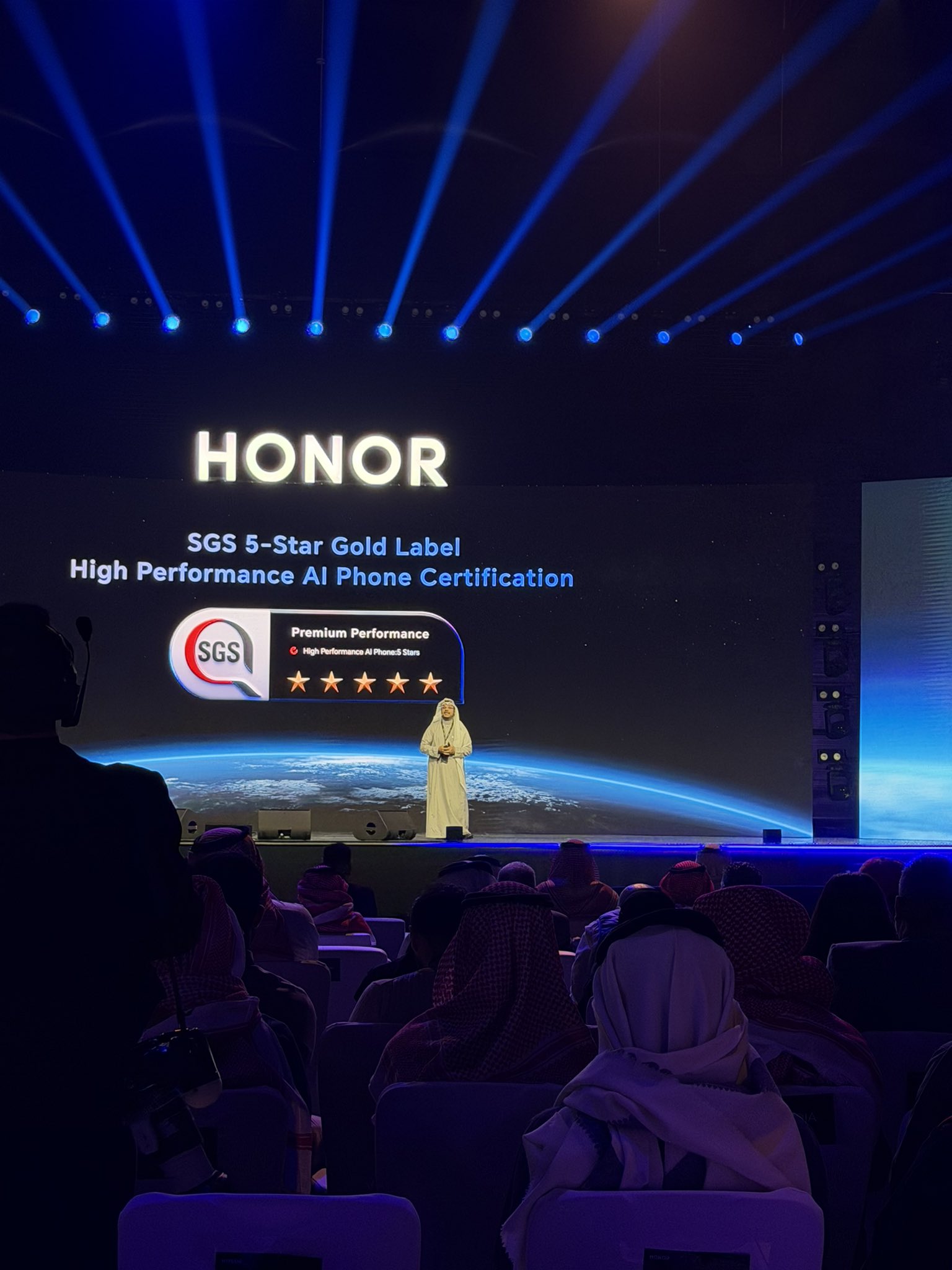 HONOR. شهادة SGS الذهبية بتقييم 5 نجوم. اعتماد هاتف ذكاء اصطناعي عالي الأداء. تصنيف Premium Performance. هاتف ذكاء اصطناعي بأداء فائق مع تقييم 5 نجوم من SGS #سحر_بلمسة_واحدة 