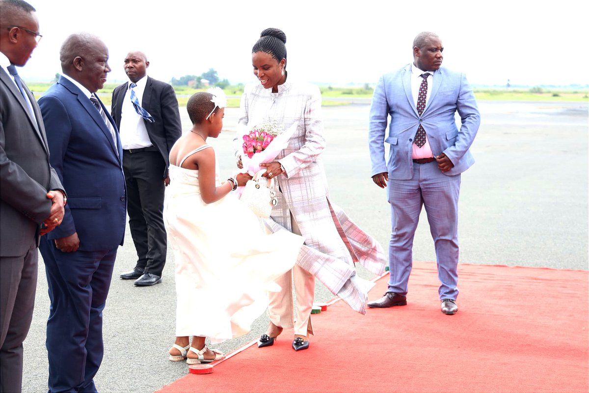 LeRenouveauBdi's tweet image. La @Burundi1stLady est rentrée de #Freetown en #Sierra_Léone, ce 17/12/2025. Elle s'est jointe à ses consœurs de l'#Opdad aux cérémonies de lancement officiel de la campagne sur le renforcement de la résilience des femmes et filles face au changement climatique et aux conflits.