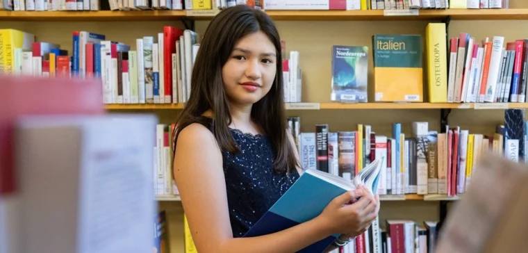 طالبة أفغانية تدعىلينا هايدر (12 عاماً) تبدأ دراسة الاقتصاد في جامعة بون الألمانية بعد إنهاء الثانوية بعمر 11، لتصبح أصغر خريجة ثانوية في ألمانيا بعد 6 سنوات دراسة فقط، حيث تتمتع بمعدل ذكاء مرتفع للغاية، إذ أنجزت دراستها المدرسية في 6 سنوات فقط. #مصدر_للأخبار 