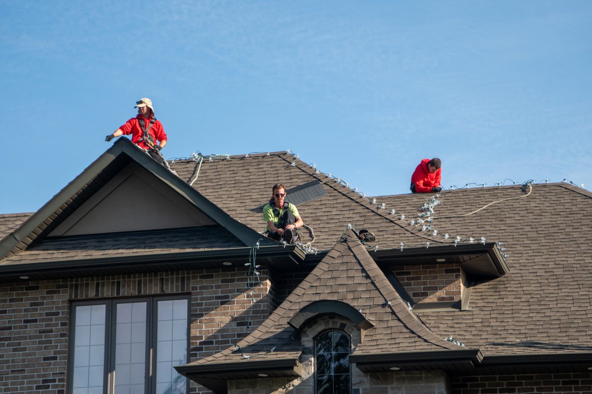 XMASbySkedaddle's tweet photo. You + ladder + icy driveway = not the holiday memory you want 🤕

Our team is trained in roof &amp; ladder safety and uses premium products designed for winter weather — you just get to sit back and enjoy the glow! ✨

#HolidaySafety #LEDLights #ChristmasLightsBySkedaddle https://t.co/ScFeIB55En