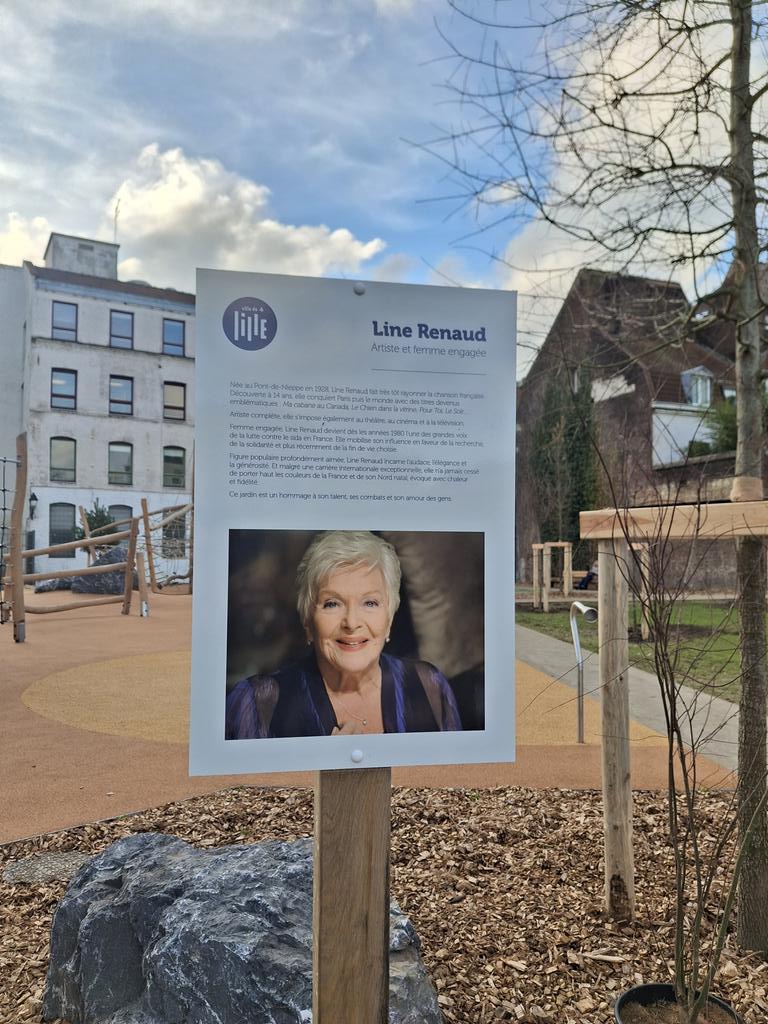 Me trouver aujourd'hui à @Lille, pour inaugurer un jardin qui porte mon nom, c'est une émotion dont vous n'avez pas idée. Un immense merci à <a href="/MartineAubry/">Martine Aubry</a> et <a href="/Ardeslandes/">Arnaud Deslandes</a> ainsi qu'au conseil Municipal de Lille. Je vous remercie du fond du cœur ! 🌹🌷🌼