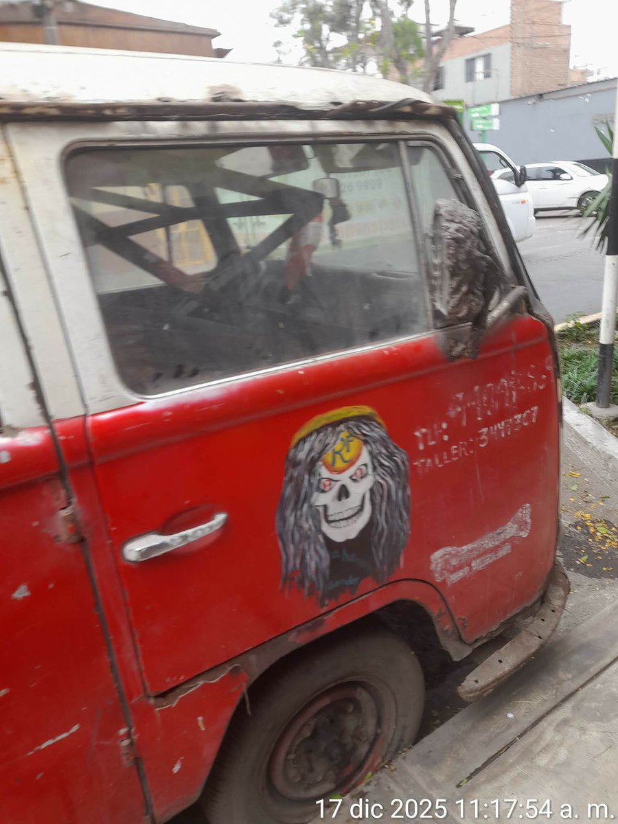 #Miraflores
#VecinaReporta
Vehiculo en estado de abandono cdra 3 de la Av La Mar. Con la falta que hacen estacionamientos en esa zona comercial.
<a href="/MuniMiraflores/">Muni de Miraflores</a>