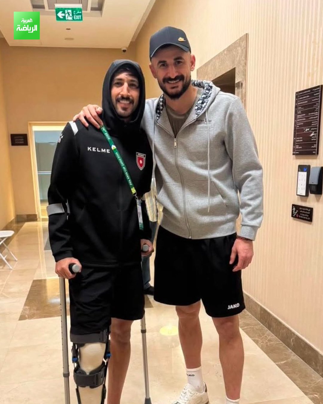 بعد إصابته في مباراة العراق والأردن بكأس العرب. العراقي أيمن حسين يزور الأردني يزن النعيمات بعد إجراء عملية جراحية في الرباط الصليبي 