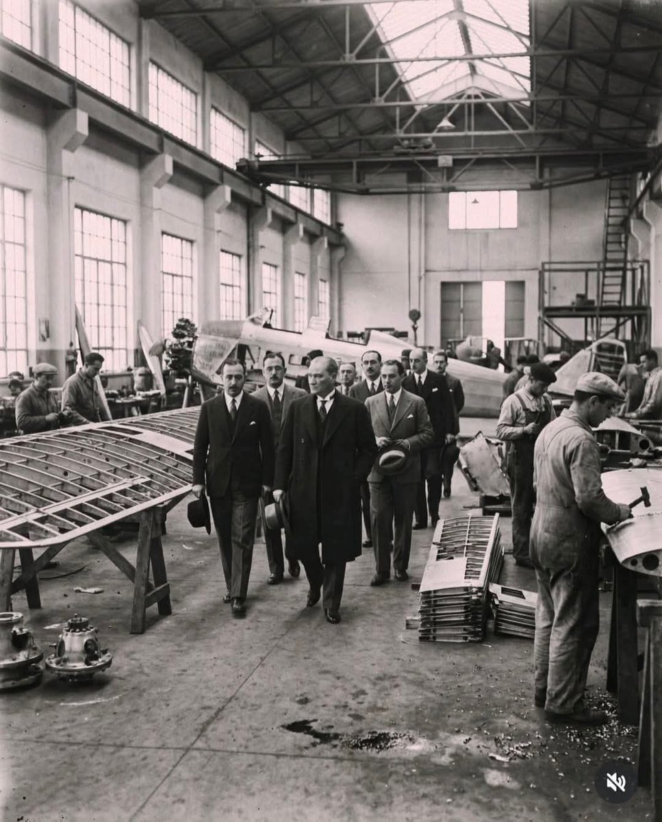 Mustafa Kemal Atatürk uçak fabrikasında incelemelerde bulunurken..