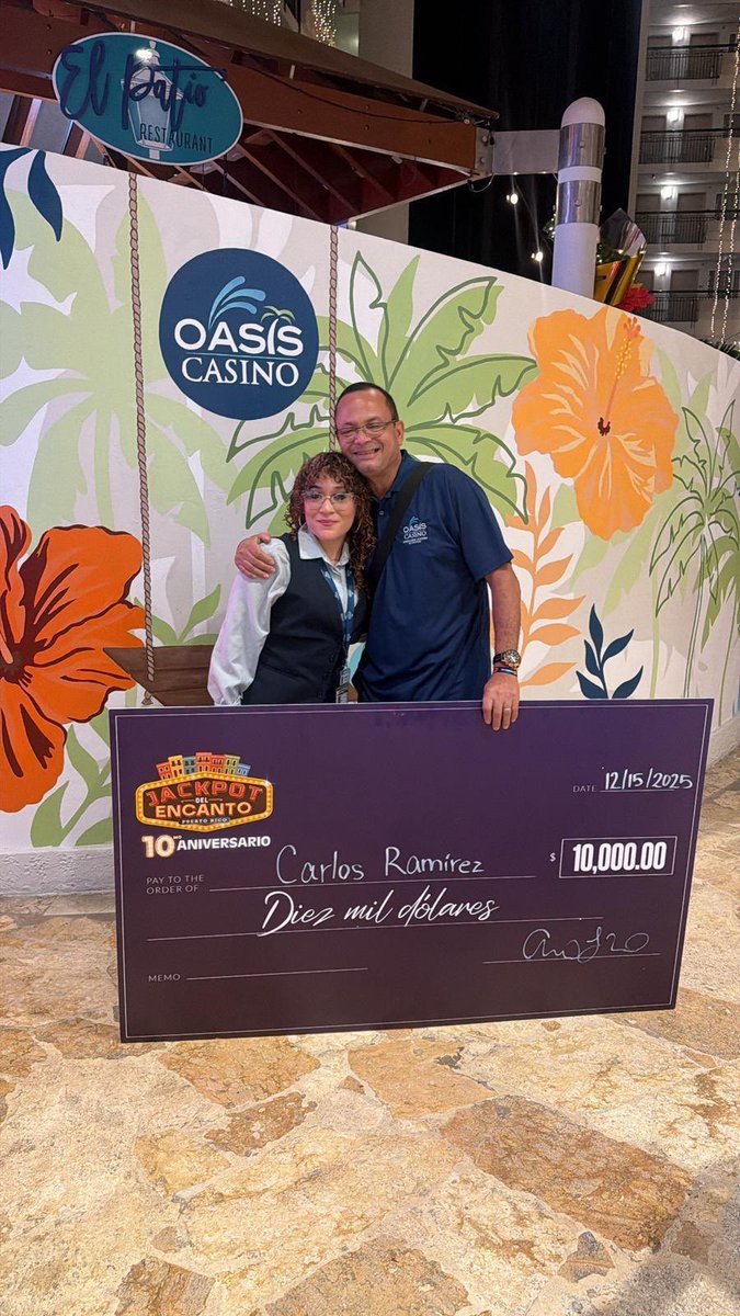 OasisCasinoPR's tweet photo. Seguimos celebrando los 10 años del Jackpot del Encanto. Hoy nuestra familia celebra en grande, porque un representante de Oasis Casino se llevó el aguinaldo de $10,000. 💸🔥
¡En Oasis Casino todos ganan y todos gozan! ¡Ven y sé parte de la racha! 😉 https://t.co/5NDOgsdLJ6