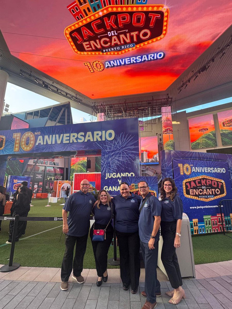 OasisCasinoPR's tweet photo. Seguimos celebrando los 10 años del Jackpot del Encanto. Hoy nuestra familia celebra en grande, porque un representante de Oasis Casino se llevó el aguinaldo de $10,000. 💸🔥
¡En Oasis Casino todos ganan y todos gozan! ¡Ven y sé parte de la racha! 😉 https://t.co/5NDOgsdLJ6